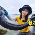 在法国赶海，抓1米长海鳗鱼形似黑蛇，炖海鲜锅鲜香味美 | 法国 | 龙虾 | 鳗鱼 | 户外 | 农村 | 美食 |