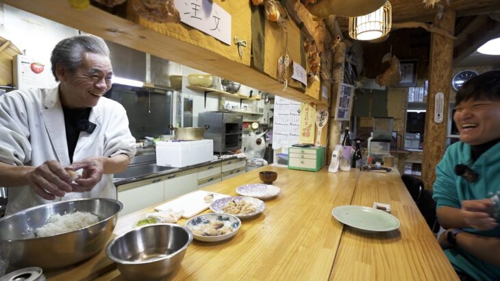 【実食】ホッキ貝をひたすら握る職人。それをどんどん食べる若者にあきれ顔の板さん。