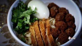 新疆美食纪录片4K《和田食光》传奇之面：新疆人制作面食的秘诀竟是用胡杨碱和面，在和田，很多人吃完羊肉后，都会来上一碗胡杨碱面，对胃好，延年益寿，胡杨碱面筋道Q弹,让人回味无穷!看着就流口水