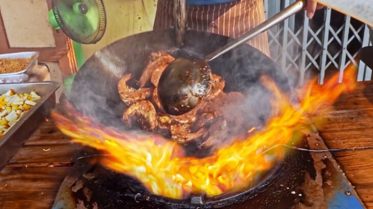 Amazing Wok Skills！Spicy Shrimp Fried Noodles Master / 驚人的熱炒技巧！大蝦炒河粉, 鹹蛋鐵板炒麵